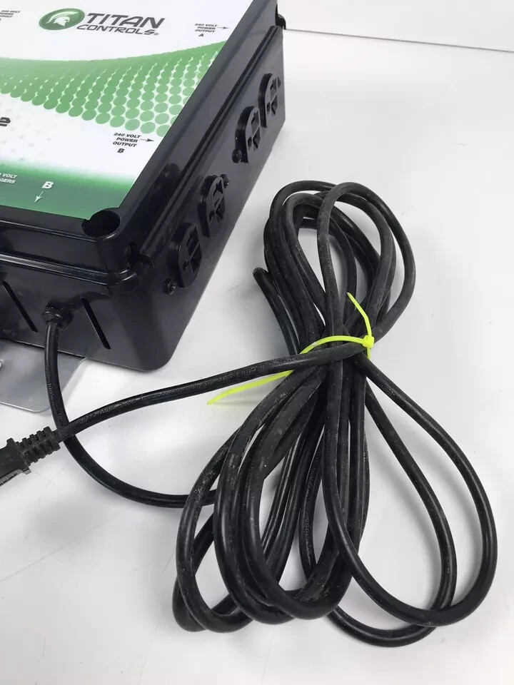 Titan Controls Helios 12 (240 Volt) 8-Light Controller with Dual Trigger Cords