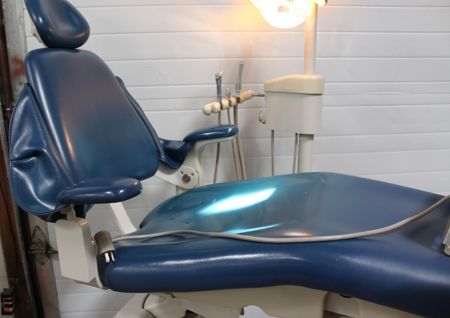 Adec Dental Patient Proma Exam Procedure Chair Unit & Light. Pls see the picture