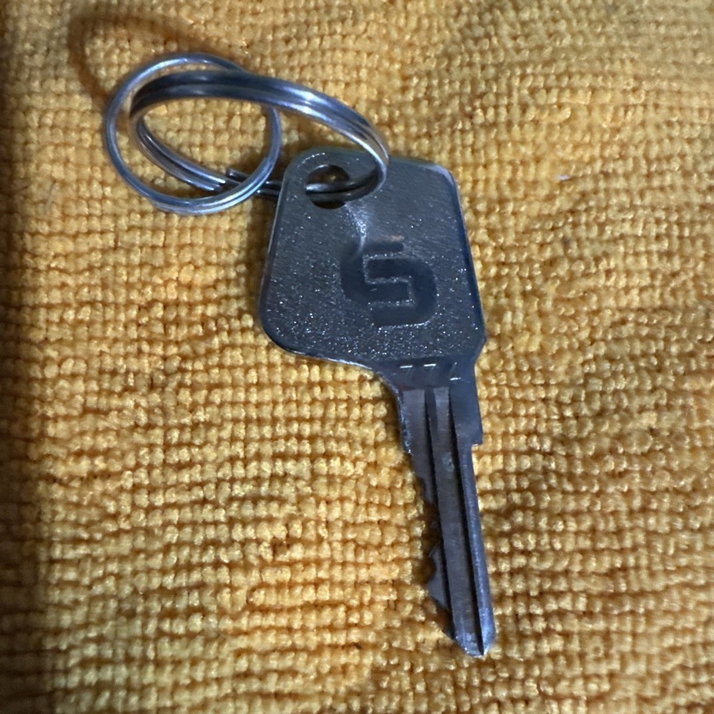 Cable Lock Clear (COLE????) 52” Vintage Like 🆕!!!!