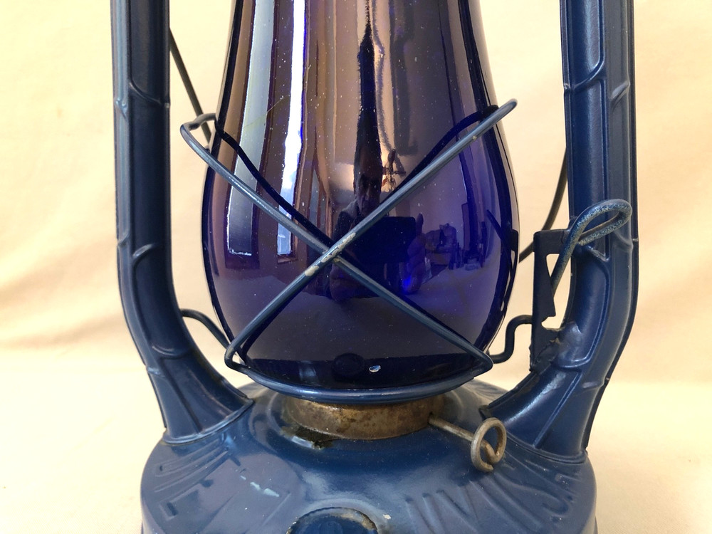 DIETZ NO 2 BLIZZARD LANTERN COBALT GLOBE CRACKED