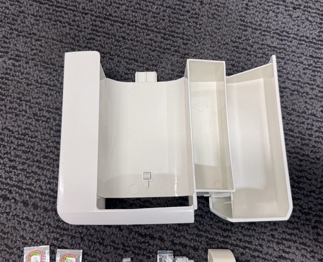 Singer Scholastic Model 6510 Sewing Machine with Pedal And Storage Case