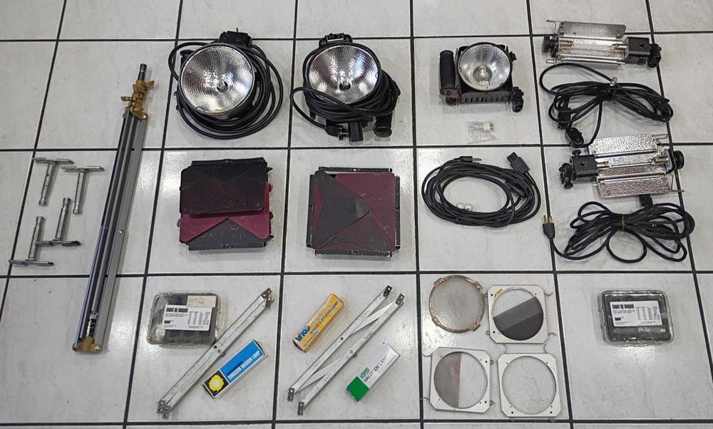 Lowel DP Light Kit w/ 5 Lights, AC Cords, Stand, Bulbs & Accessories - TESTED!