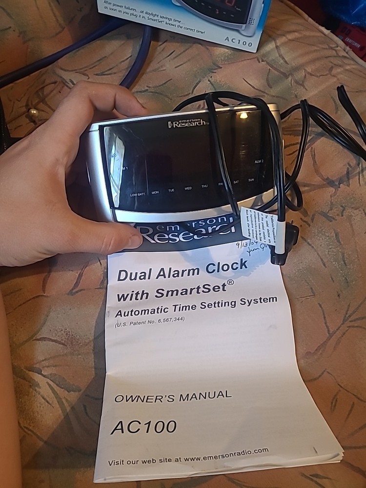 SmartSet Dual Alarm Clock by Emerson Research Automatic Setting Clock AC100