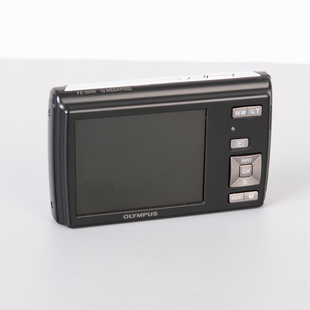 Olympus FE-5040 - 14MP digital compact camera, battery, memory card, strap