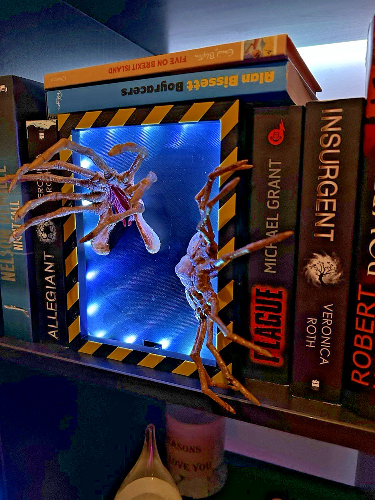 Alien Facehugger Book Nook LED Remote Control 16 Colour