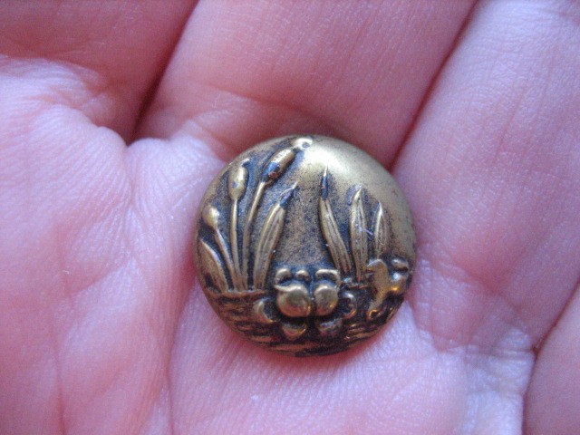 Vintage 9/16" Metal Picture Button, Cattails - O42
