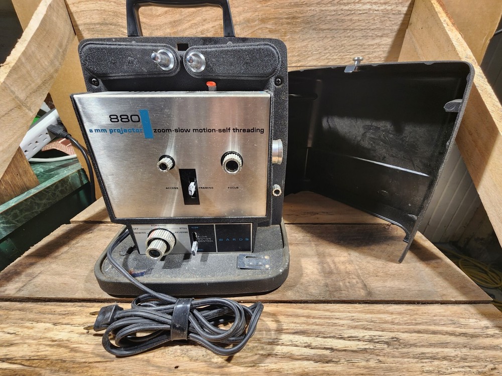Wards 880 8MM projector zoom slow motion self threading READ DESCRIPTION BELOW.
