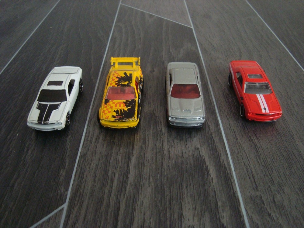 4 x Hot Wheels Dodge Challenger