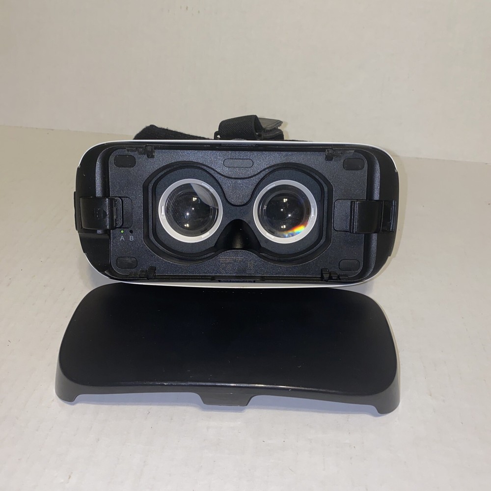 Samsung Gear VR SM-R322 Headset & Controller Powered by Oculus