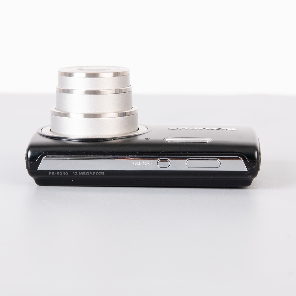 Olympus FE-5040 - 14MP digital compact camera, battery, memory card, strap