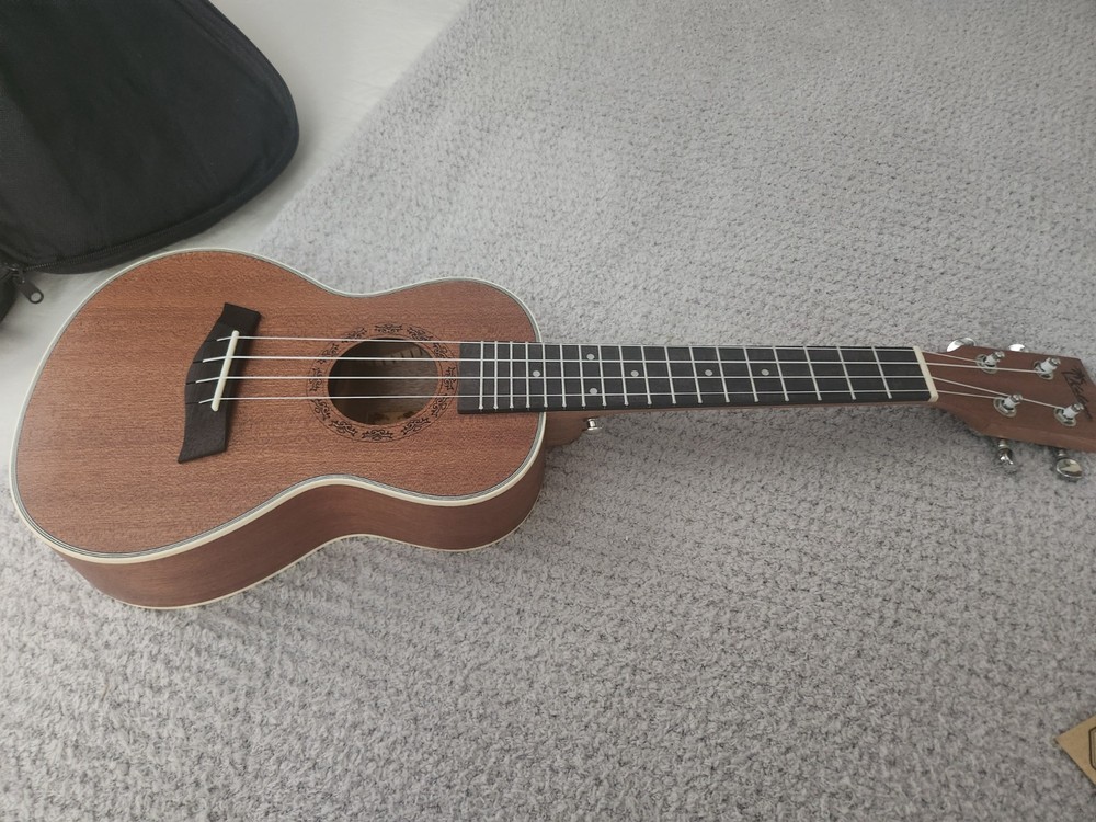 New Kulana Beginners 4 String Wood Ukulele With Case Pics Strap & Extra Strings