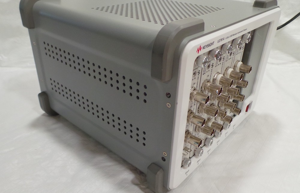 KEYSIGHT ** Loaded** Chassis U2781A with Multiple U2761A and U2701A