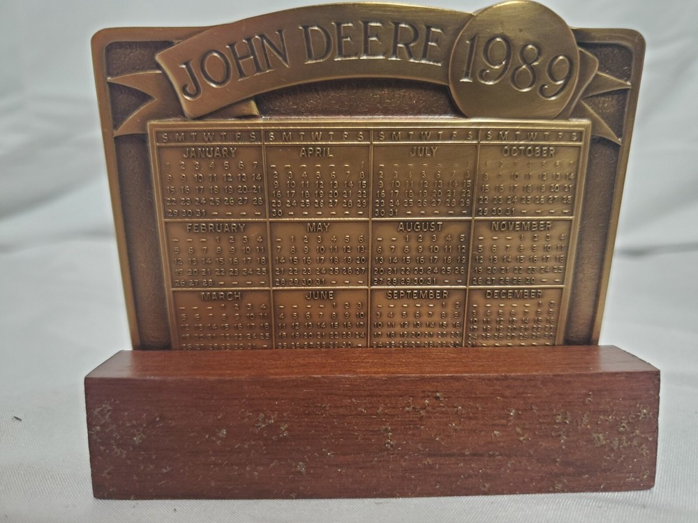 JOHN DEERE 1989 MODEL "D" TRACTOR CALENDAR MEDALLION