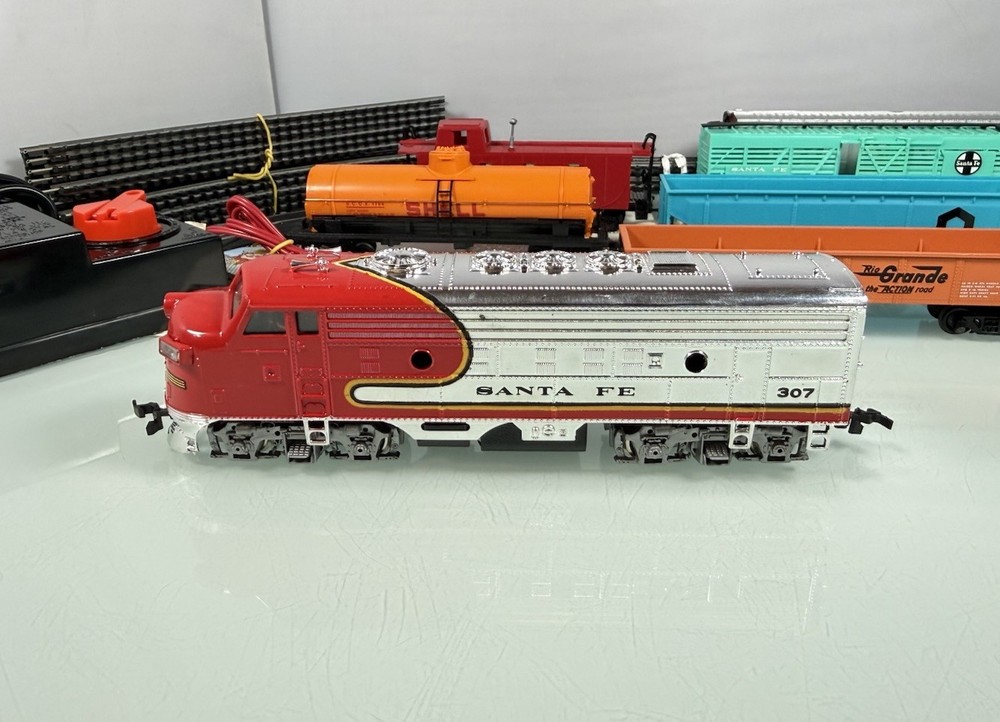 VTG 7pc Bachmann Santa Fe HO Scale Electric Train Set, Oval Track & Controller