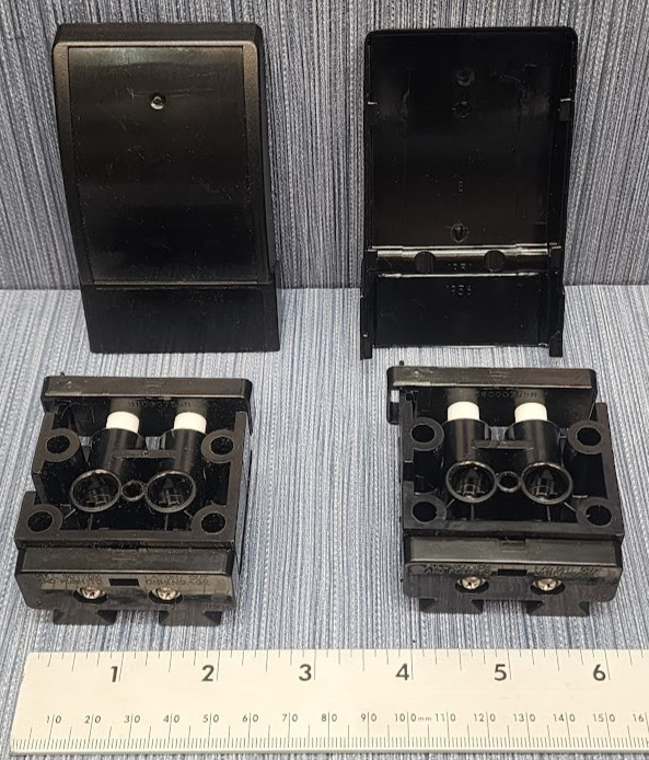 Versapour Lot of 2 x Mounting Block Assemblies 1905 & 2 x Black Covers 1956 Soda