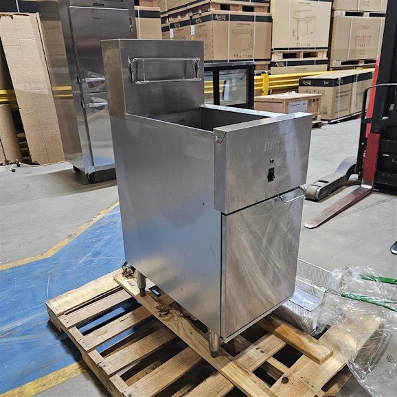 Dean by Frymaster SR114E Super Runner Economy 40 lb. Electric Floor Fryer - 240V