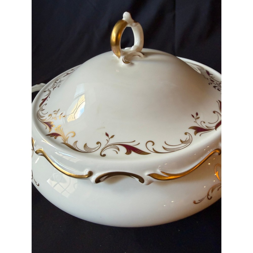 Royal D0ulton Strasbourg round covered serving Dish Bone china