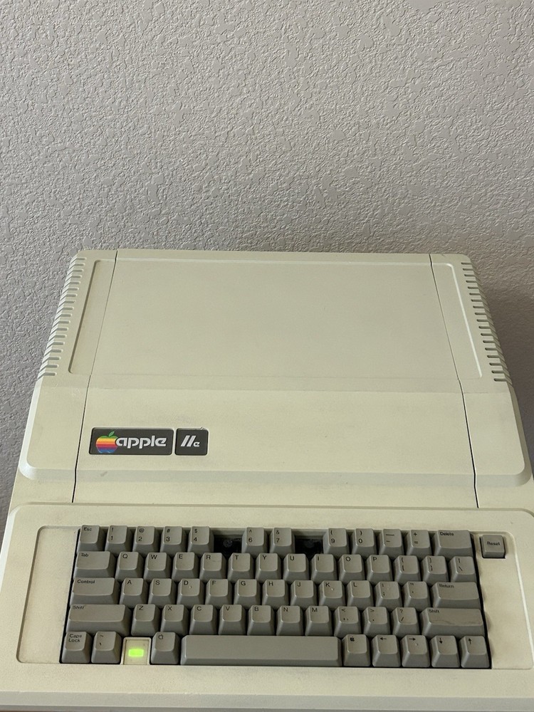 Vintage! 1984 APPLE IIe (A2S2064)COMPUTER **Powers On** Working!! Missing Keys