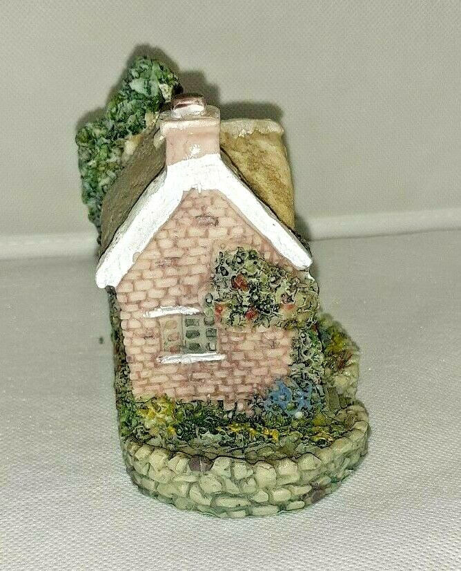 RESIN COTTAGE HOME WITH A QUARTZ CLOCK