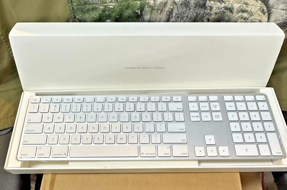 Apple A1243 Wired USB Keyboard & A1152 Mighty Mouse Box Set Sealed WHITE