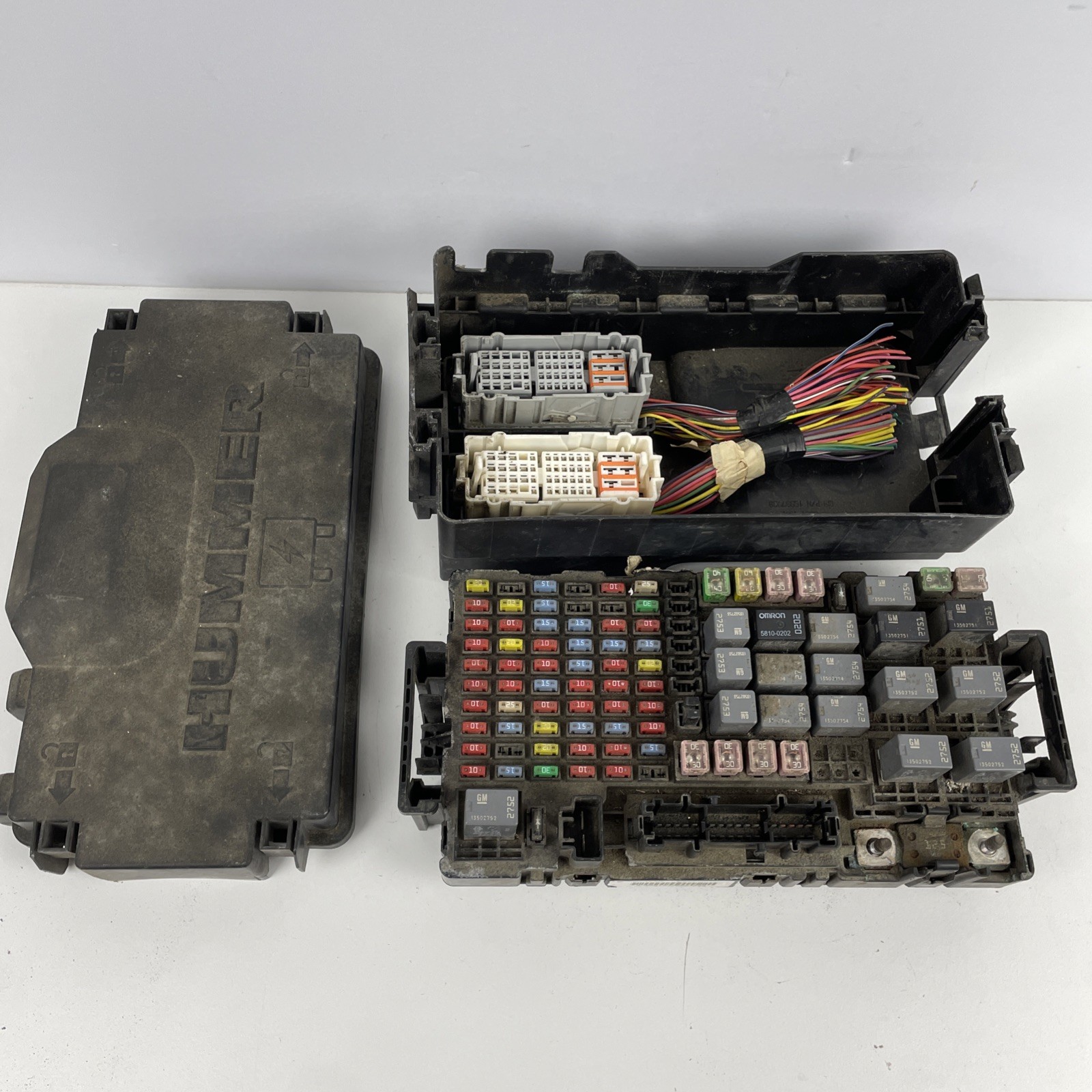 2008 Hummer H3 GM OEM  3.7L Fuse Box-Fuse Relay Box & lid 15906627 USED OEM