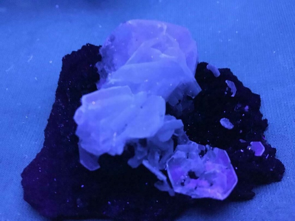 KB: NICE! SW FL. BLUE/WHITE CALCITE XLS. FROM MAPIMI, DURANGO, MEXICO