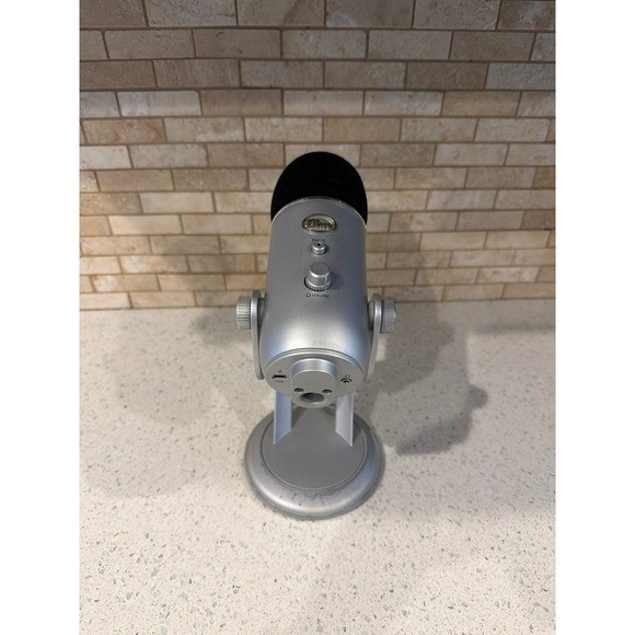 Blue Yeti USB Microphone Silver Streaming Recording PC Mac Stand