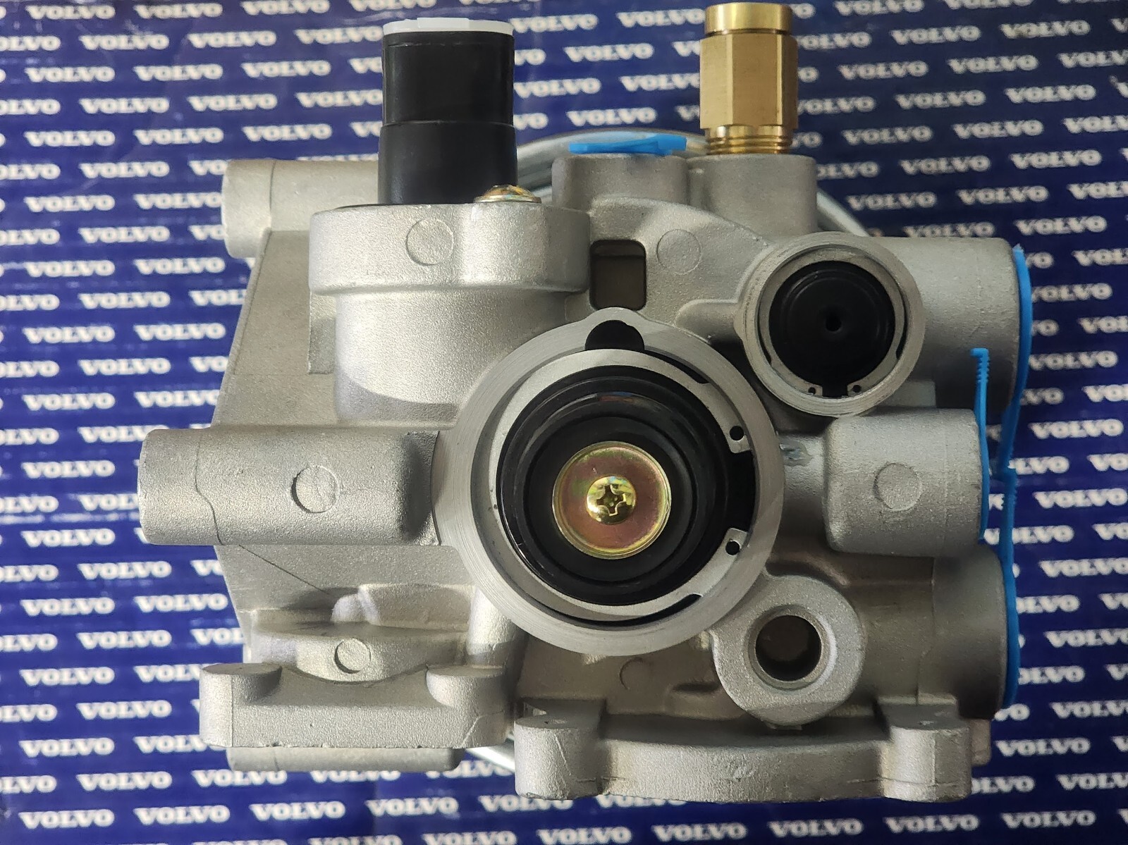 VOLVO D13 air dryer assembly HALDEX brand 955300CRX M39X1.5 R955079