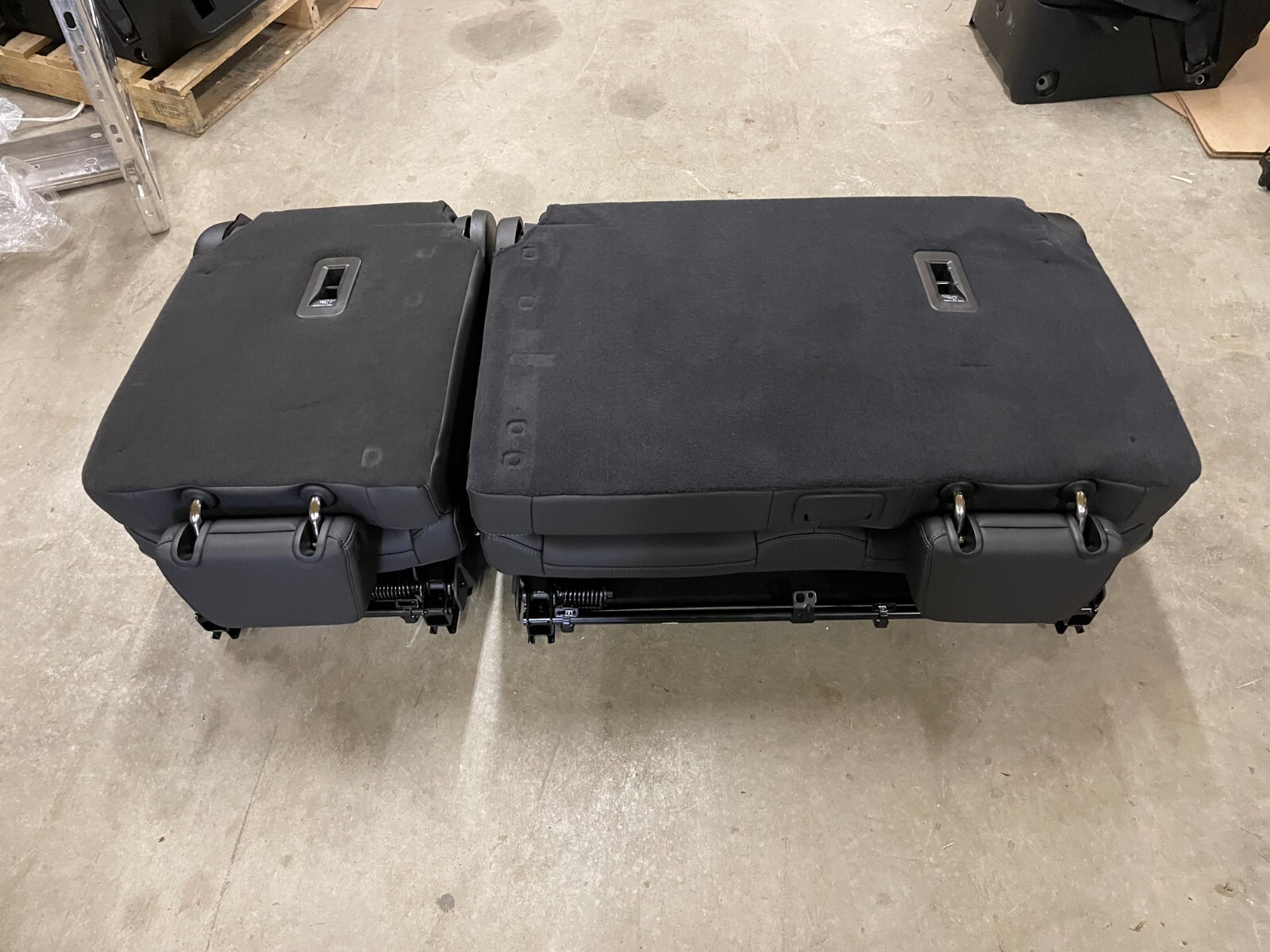 21-25 TAHOE YUKON ESCALADE SUBURBAN LEATHER 2ND ROW SEAT EBONY (JET BLACK) OEM