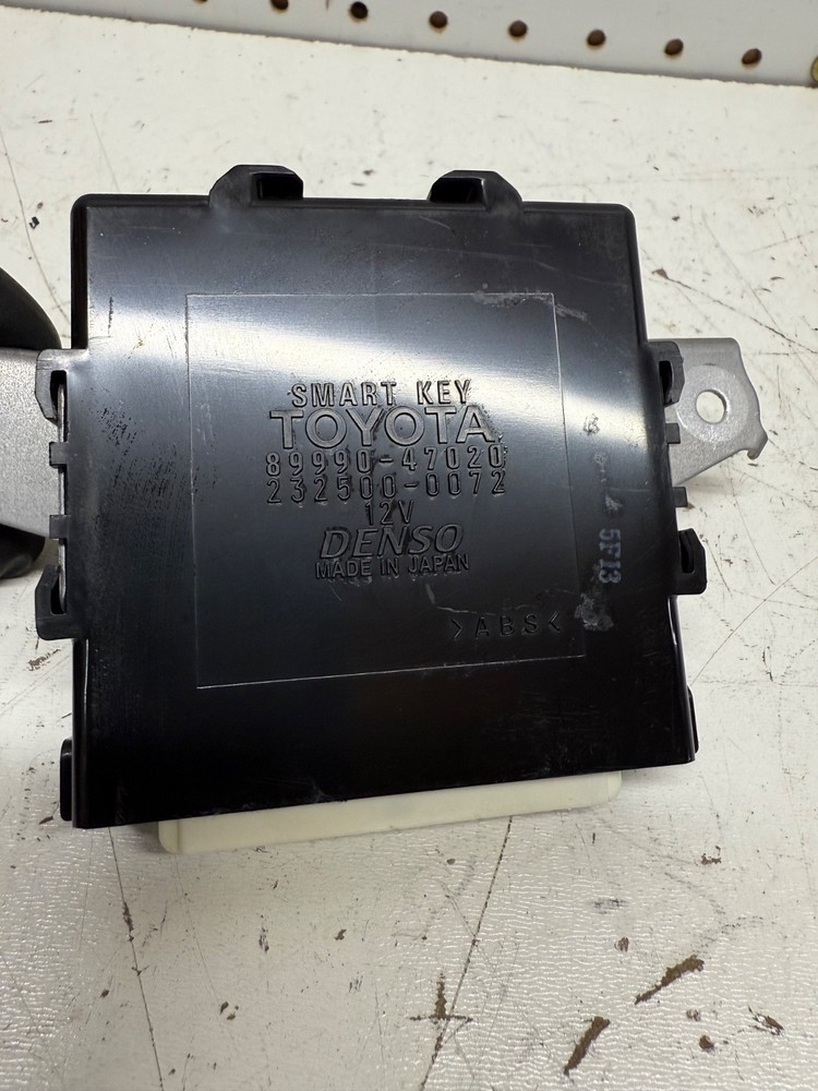 2004-2006 Toyota Prius Smart Key Computer Control Module OEM 89990-47020
