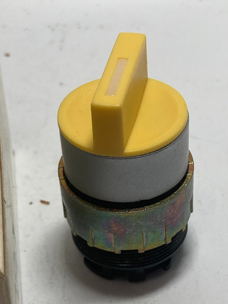 GENERAL ELECTRIC 080SMBGRC SEL SWITCH OPERATOR YELLOW 3 POS SPRING RET NIB
