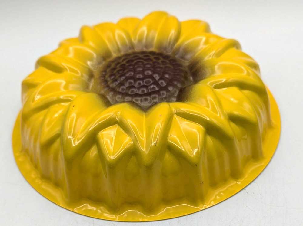 Yellow Sunflower Cake Pan, Baking 10 1/2 in