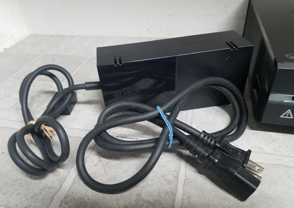 Microsoft Xbox One 1540 Game Console Bundle 500GB with 1 Controllers & 4 Games