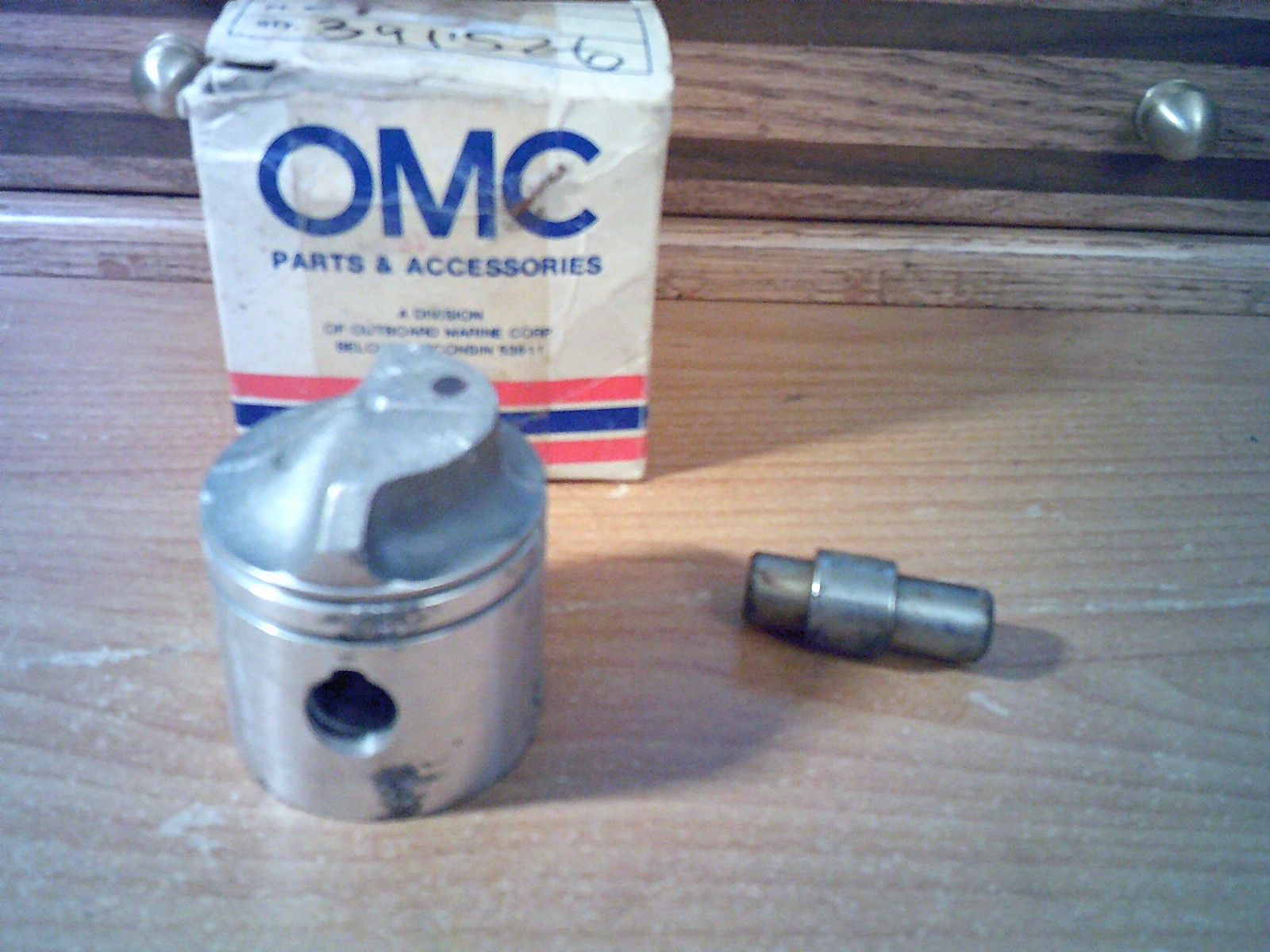 NEW OMC OEM Johnson / Evinrude PISTON / WRIST PIN WITH BEARING 391526 9.9/15 HP