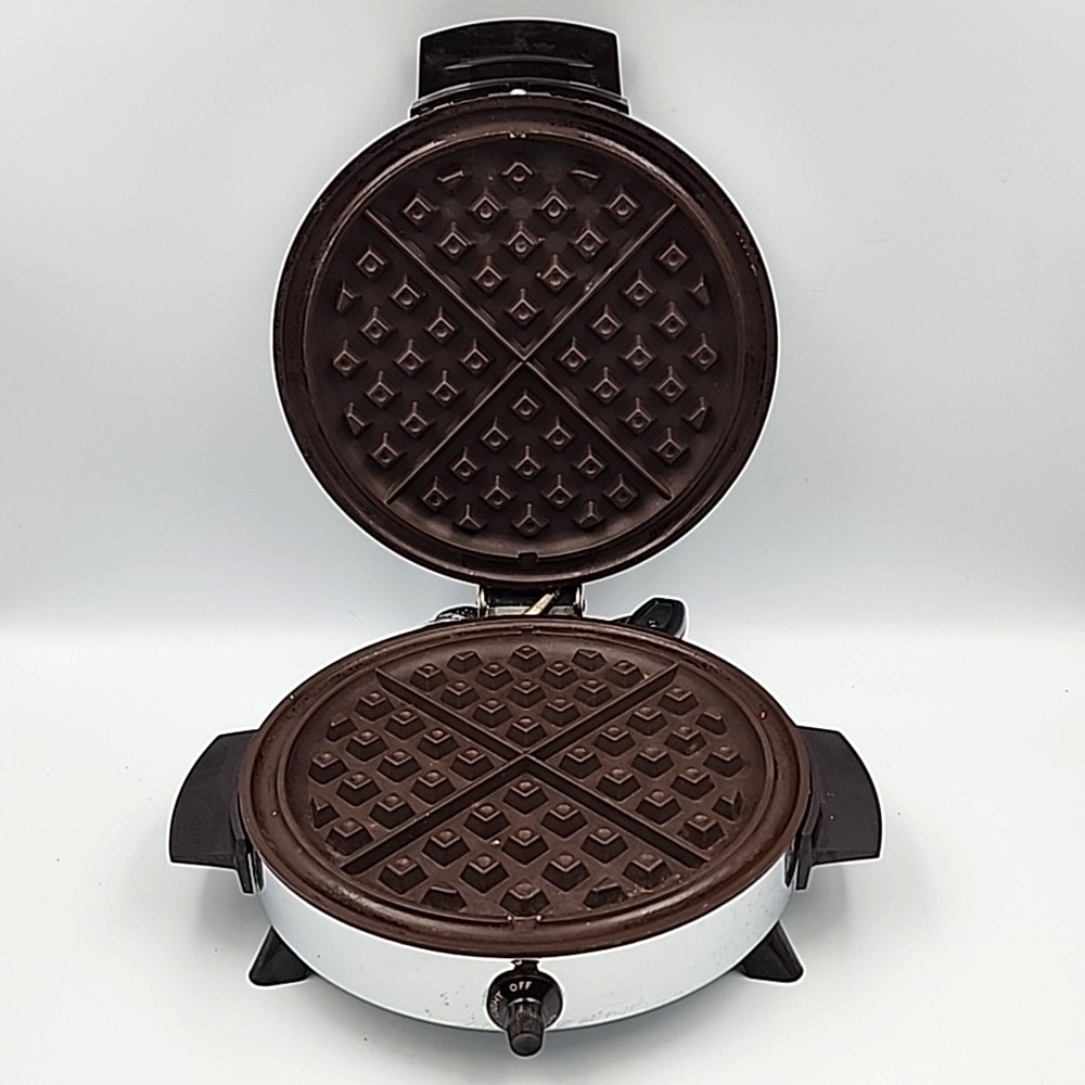 Toastmaster Waffle Baker Chrome Round Automatic Model 252 - 650W Vintage