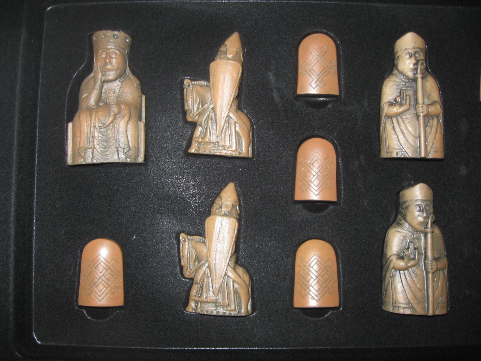 Brand New Isle Of Lewis Deluxe Replica Historic Large Chess Set Ambassador Games