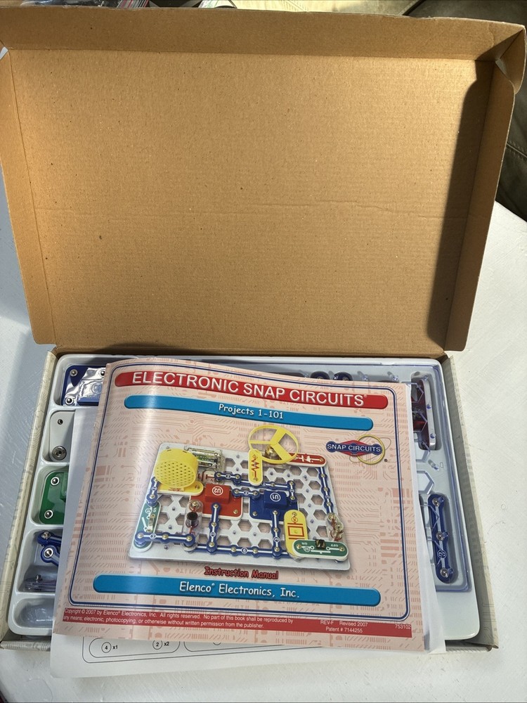 Snap Circuits Jr. By Elenco Model SC-100 Fun Learning Electronics Kit NIB