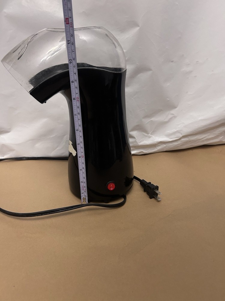 Black popcorn maker ACDC plug used on/off switch