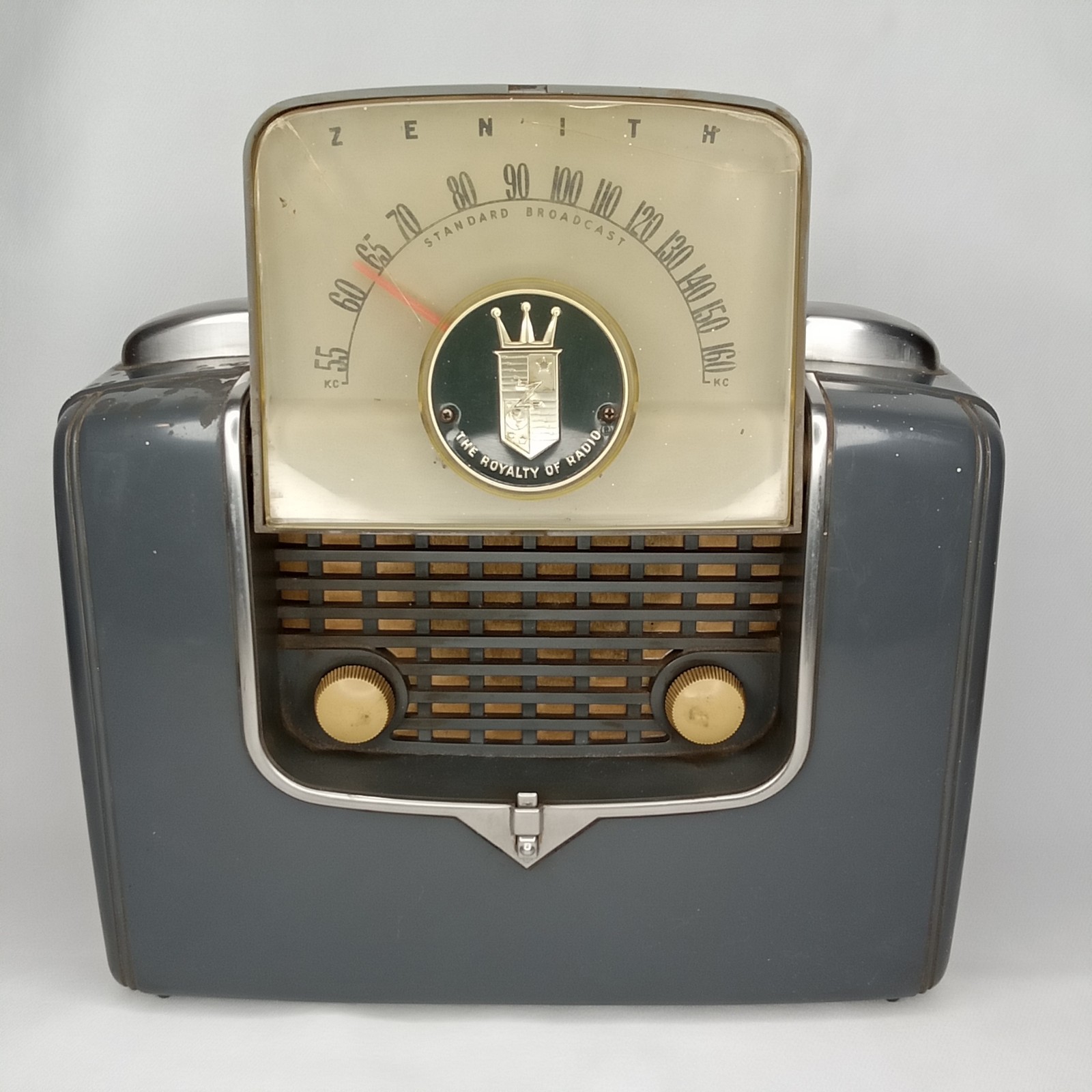 WWII Era Bakelite Portable AM Radio Zenith Tip-Top Holiday Gray 1940s