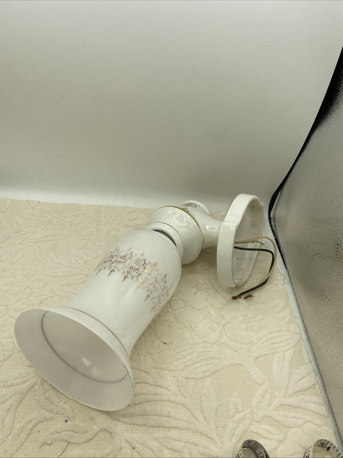 A Antique Pair Of Hollywood Regency Ceramic Porcelain Glass Gold & White Scones