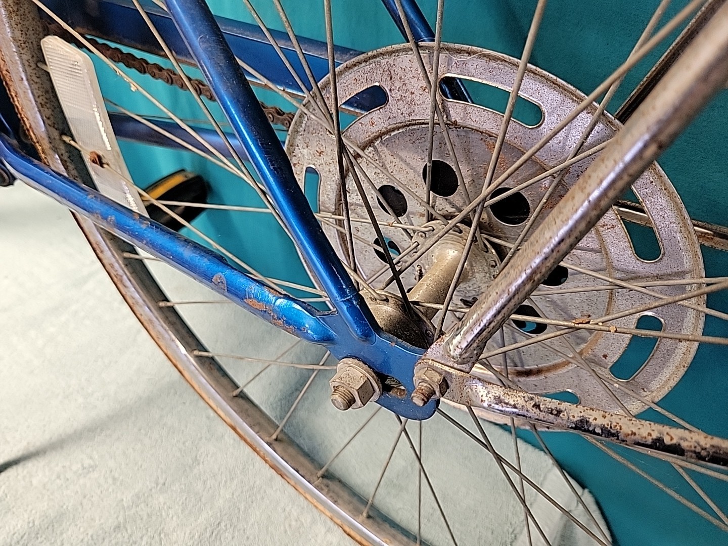 April 1977 Schwinn Suburban Complete Bicycle. Bike Rolls Smooth. Tires Dry Rot