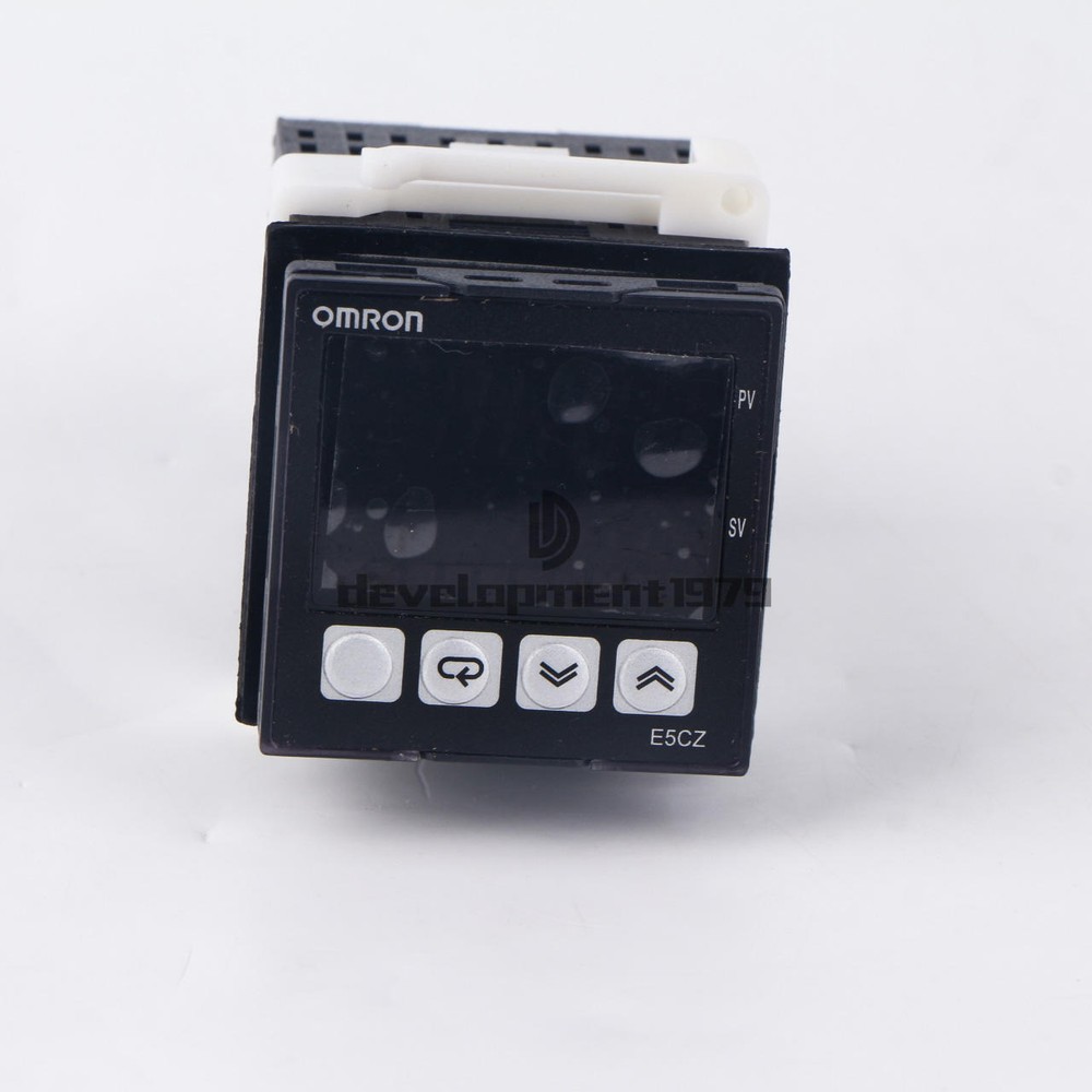 One Omron E5CZ-R2MT Temperature Controller 100-240VAC E5CZR2MT New