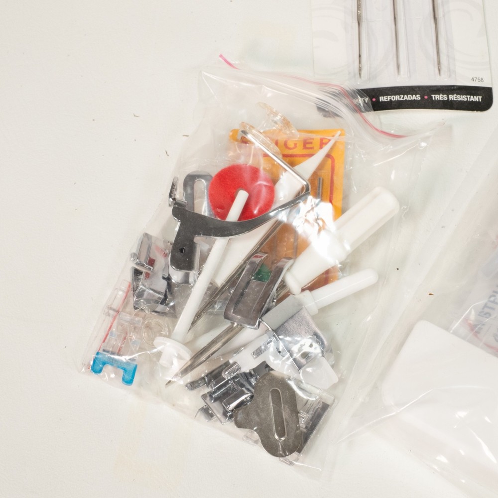 SINGER Quantum Stylist 9960 Computerized Sewing & Quilting Machine W/ Extension