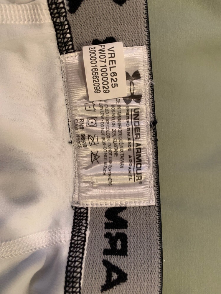 Under Armour Performance Apparel Size L.