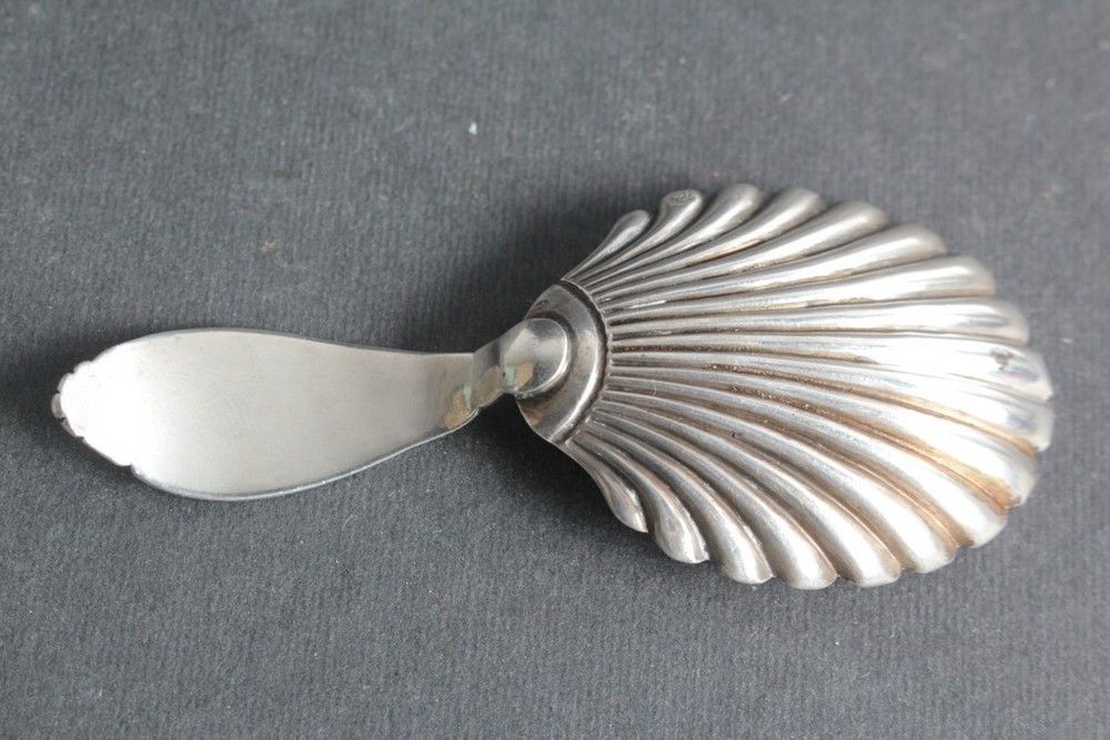 Antique silver shell tea caddy spoon (68934)