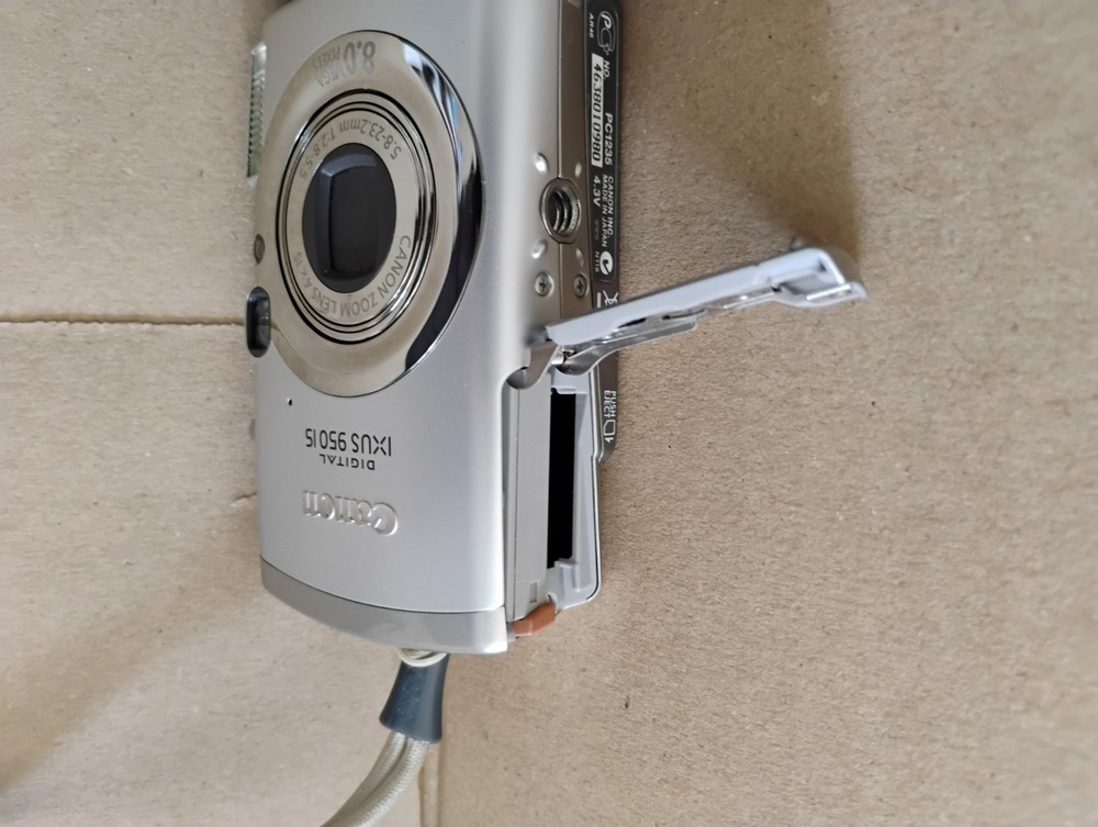 Canon IXUS 950 Is Digital Camera 8MP, Compact, Silver plus case