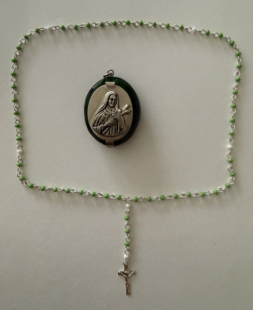 Locket with mini rosary - Saint Theresa