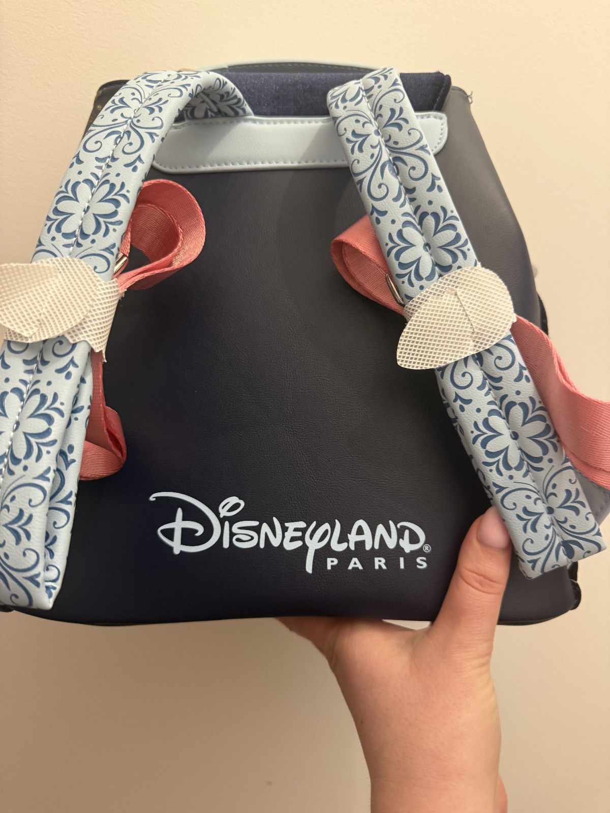 Disneyland Paris exclusive -World of Frozen Backpack NWT NO TARIFF