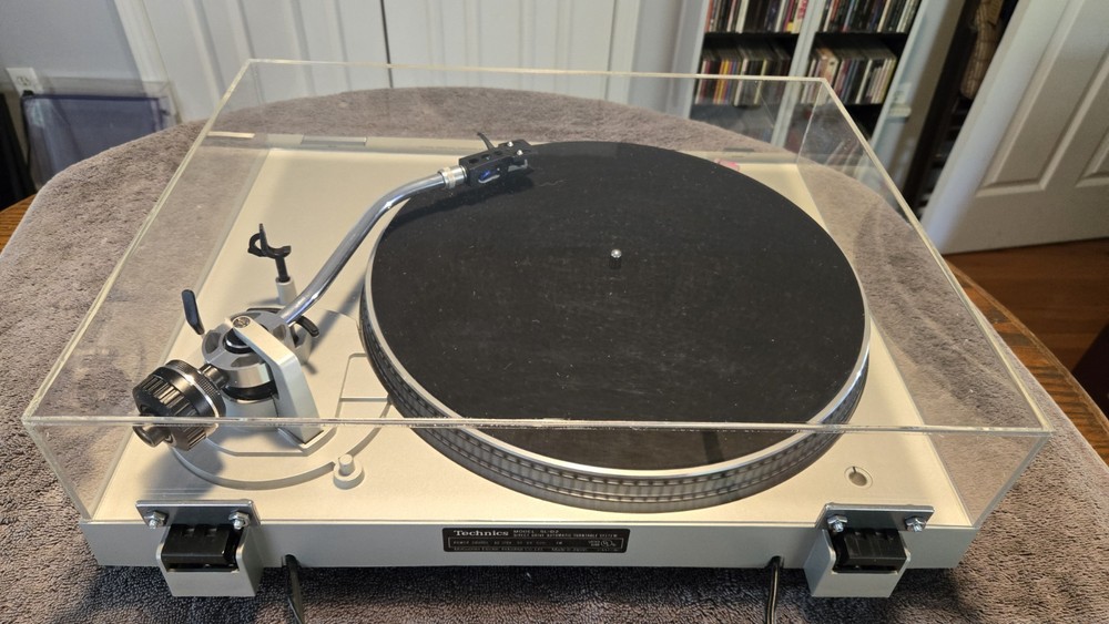 Technics Direct Drive SL-D2 Turntable, Serviced, Recapped, New Covers Available.