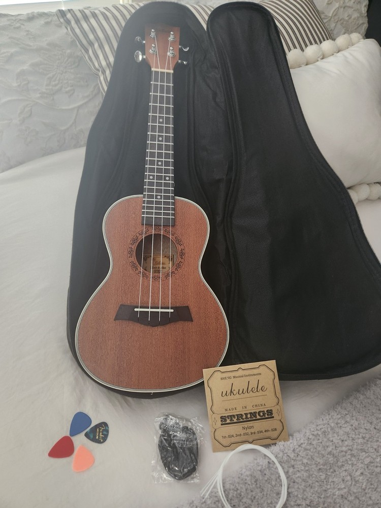 New Kulana Beginners 4 String Wood Ukulele With Case Pics Strap & Extra Strings